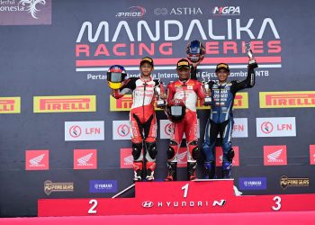 Pebalap AHRT Rheza Danica Ahrens saat berada di atas Podium (Kejurnas) Balap Motor pada ajang Mandalika Racing Series di Pertamina Mandalika International Street Circuit, Minggu (4-5/3) - (dok. Astra Honda Racing Team)