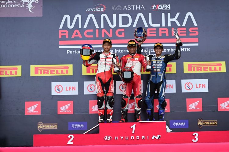 Pebalap AHRT Rheza Danica Ahrens saat berada di atas Podium (Kejurnas) Balap Motor pada ajang Mandalika Racing Series di Pertamina Mandalika International Street Circuit, Minggu (4-5/3) - (dok. Astra Honda Racing Team)