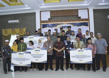 Kepala Divisi Registrasi dan Analisa Kemaslahatan BPKH RI, Agung Sri Hendarsa berpoto bersama usai peresmian delapan program kemaslahatan di Jambi. Senin (6/3) - Dok.PPPA)