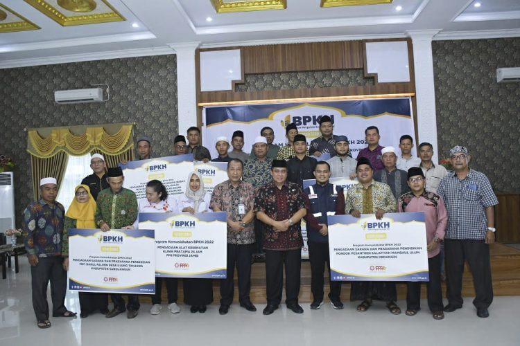 Kepala Divisi Registrasi dan Analisa Kemaslahatan BPKH RI, Agung Sri Hendarsa berpoto bersama usai peresmian delapan program kemaslahatan di Jambi. Senin (6/3) - Dok.PPPA)