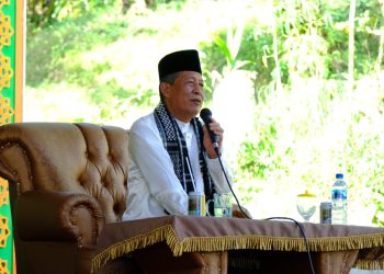 Wakil Gubernur Jambi,H.Abdullah Sani Hal saat memberi kata sambutan pada Haflah Akhirusannah Pondok Pesantren BUQ Da’arul Qur’an di Desa Bukit Harapan, Selasa (07/03/2023). (Foto: Diskominfo Privinsi Jambi/Sopbirin)