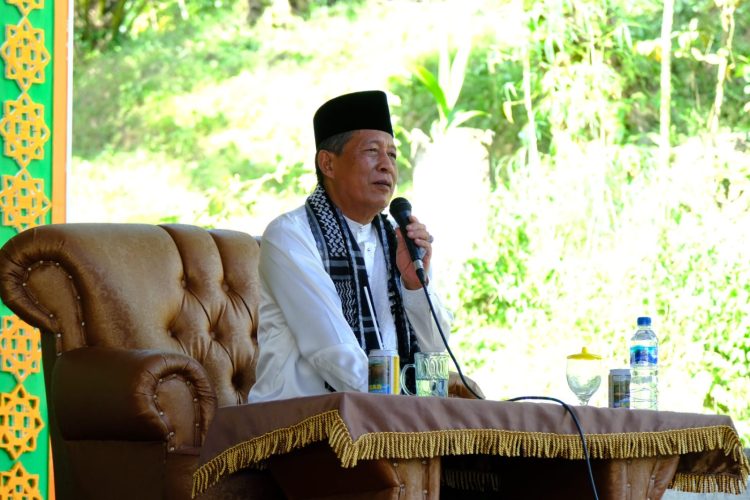 Wakil Gubernur Jambi,H.Abdullah Sani Hal saat memberi kata sambutan pada Haflah Akhirusannah Pondok Pesantren BUQ Da’arul Qur’an di Desa Bukit Harapan, Selasa (07/03/2023). (Foto: Diskominfo Privinsi Jambi/Sopbirin)