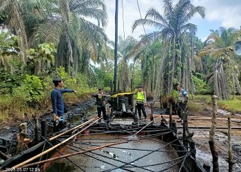 Lokasi penambangan minyak tanpa izin di Desa Bukit Subur, Kabupaten Muaro Jambi, Selasa (07/03/23). (Dok. Humas Polda Jambi)