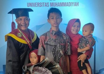 Bripka Rahmada Akbari, SE bersama keluarga. (Dok. Pribadi Bripka Rahmada Akbari, SE)