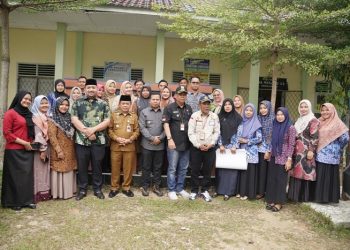 Momen Foto Gubernur Jambi, Al Haris bersama guru di SMAN 12 dan SMAN 6 Kabupaten Sarolangun, Kamis (9/3/2023). (Foto: Siklusjambi.id)