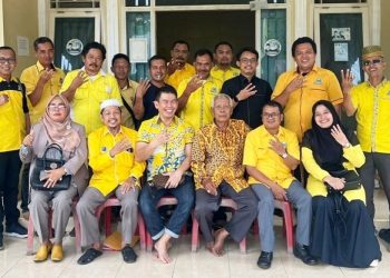 Foto bersama sejumlah pengurus Golkar di Kantor DPD Golkar Tanjab Timur (Dok. Nahar)