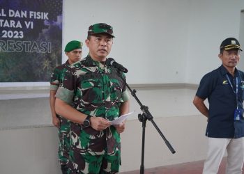 Kasiops Kasrem, Kolonel Inf Ibnu Suharmanto saat mmeberi sambutan pada upacara penutupan Latihan Pembinaan Mental dan Disiplin Karyawan PTPN VI Jambi Tahun 2023 bertempat di GSG Satri Wibawa Kompi Bantuan Yonif R 142/KJ, Jambi. Sabtu(11/03/2023). (Dok. Penrem 042/Gapu-Hatta)