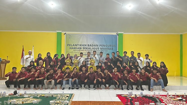 Momen Foto bersama Pelantikan IKPMS periode 2023-2024 di di Hutan Kota, Kecamatan Kota Baru, Kota Jambi, Jumat (10/3/2023) malam. [Foto: Divisi Humas IKPMS]