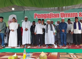 Gubernur Al Haris saat menghadiri Pengajian dan Dzikir Akbar di lapangan terbuka di tengah Desa Sridadi, Minggu (12/03/2023). (Dok. Syahredy)