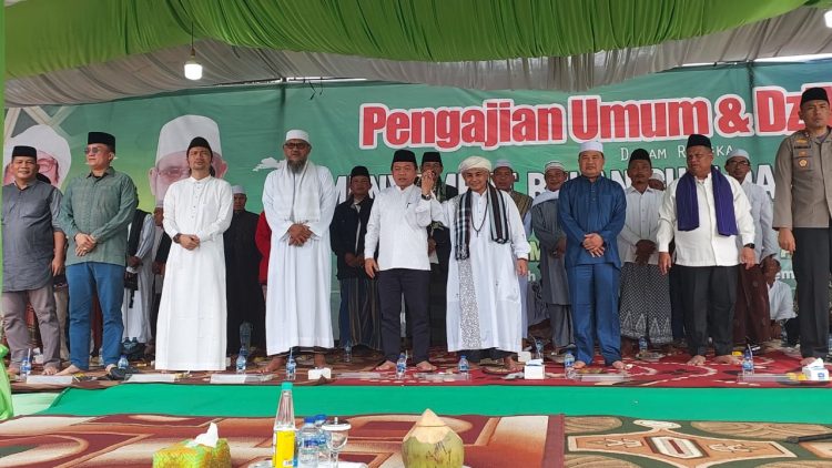 Gubernur Al Haris saat menghadiri Pengajian dan Dzikir Akbar di lapangan terbuka di tengah Desa Sridadi, Minggu (12/03/2023). (Dok. Syahredy)