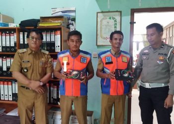 Penyerahan bantuan Rompi dan lampu lalu lintas kepada relawan, Selasa (14/03) 2023). (dok. Humas Polda Jambi/Alam)