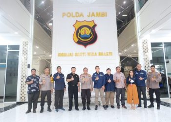 Wakapolda Jambi saat Terima Kunjungan Silaturahmi Perwakilan SKK Migas dan Petro China Sumbagsel di ruang Coffee Morning Mapolda Jambi, Rabu (15/03/23). (Dok. Humas Polda Jambi)