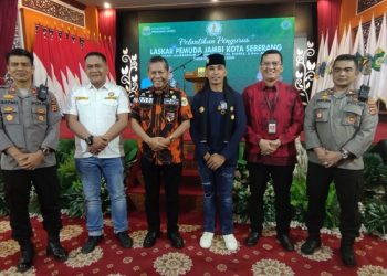 Kadis Kominfo Provinsi Jambi Ariansyah bersama Ketua Laskar Pemuda Laskar Pemuda JKS, Havizi Alatas, Ketua Karang Taruna, Ketua PP Provinsi Jambi dan Kapolsek Jambi Timur. (Dok. BITNews.id/Otoy)