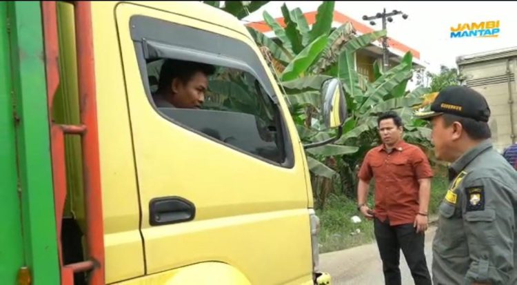 Gubernur Al Haris tegur keras sopir batu bara yang beroperasi siang hari, Kamis (16/3/2023). (Dok. Capture video) 