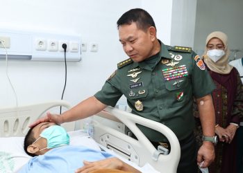 Kasad Dudung saat menjenguk Zaki Mubarok (36), warga Subang penderita kelumpuhan di RSPAD Gatot Subroto, Jakarta, Kamis (16/3/2023). (Dok. Dispenad)