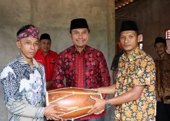 Edi Purwanto memberikan bantuan alat kesenian berupa Gendang Jaipong (Dok. Humas DPRD Provinsi Jambi/Hadian)