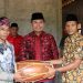 Edi Purwanto memberikan bantuan alat kesenian berupa Gendang Jaipong (Dok. Humas DPRD Provinsi Jambi/Hadian)