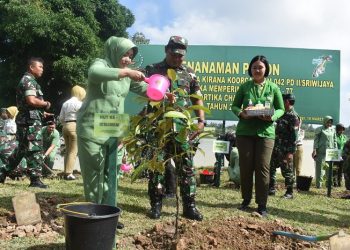 Kegiatan Bakti Sosial penghijauan dengan menaman pohon (Dok. Penrem 042/Gapu-Hatta)