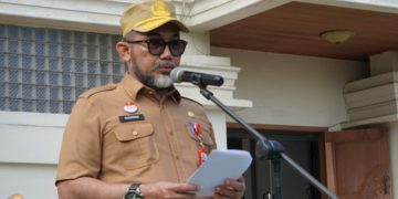 Sekda saat pimpin Apel Rutin Senin ASN di Lapangan Dalam Kantor Gubernur Jambi, Senin (20/03/2023). (Foto: Diskominfo/Novriansah)