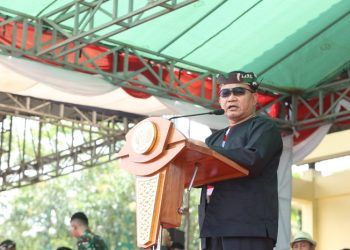 Kasad Jenderal TNI Dr. Dudung Abdurachman saat membuka dan menyaksikan Lomba Karapan Sapi Piala Kasad Tahun 2023 di Lapangan Kerapan Sapi H. R.P. Moh. Noer Bangkalan, Madura, Senin (20/03/2023). (Dok. Dispenad)