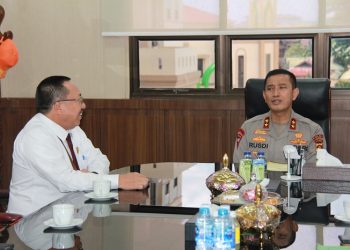 Kapolda Jambi, Irjen Pol. Rusdi Hartono bersama Kepala Kanwil DJP Jambi di Ruang Kerja Kapolda Jambi Senin, (20/03/2023) (Dok. Humas Polda Jambi)