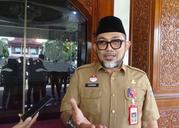 Sekda Sudirman saat diwawancarai uasai membuka Rakor Kependudukan Dan catatan Sipil di di Auditorium Rumah Dinas Gubernur Jambi, Senin (20/03/2023). (Foto: Ardi Susianto)