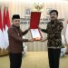 Al Haris saat Terima menerima dokumen persetujuan subtansi RTRW Provinsi Jambi 2023-2043 dari Menteri ATR Marsekal (purn) Dr. Hadi Tjahjanto. S. Ip. (Dok. Riki - Serampas)