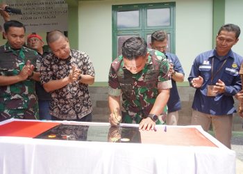 Dandrem 042 Gapu Brigjen TNI Supriono Menandatangani Gerai Koramil 419-05,Tanjabtim Prov Jambi, Selasa (21/3/2023). (Dok. Penrem 042/Gapu-Hatta)