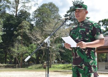 Kasi Ops Kasrem 042/Gapu, Kolonel Inf Ibnu Suharmanto saat menyampaikan kata sambutan pada Upacara Penutupan Latihan dan Pembentukan TRC Satgas Karhutla di Bumi Perkemahan Muaro Jambi, Selasa (21/03/2023). (Dok. Penrem 042/Gapu)