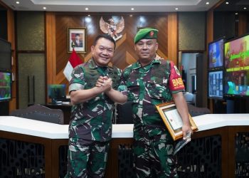 Kasad Jenderal TNI Dr. Dudung Abdurachman Berikan Penghargaan kepada Serka Sunardi di Ruang Tamu Kasad, Mabesad, Jakarta, Selasa (21/3/2023). (Dok. Dispenad)