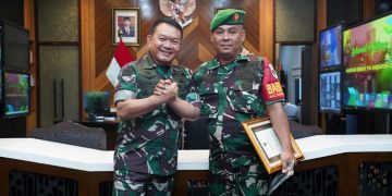 Kasad Jenderal TNI Dr. Dudung Abdurachman Berikan Penghargaan kepada Serka Sunardi di Ruang Tamu Kasad, Mabesad, Jakarta, Selasa (21/3/2023). (Dok. Dispenad)