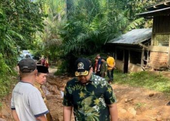 Pinto Jayanegara Dampingi Al Haris Tinjau Jalan di Batang Asai , Senin (13/03/2023). (Dok. Dang)