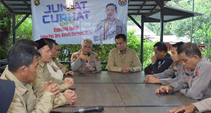 Polda Jambi Gelar Jum'at Curhat bersama PT TGI di Jenna' s Cafe kota Jambi. Jum'at, (24/03/23) - (Dok. Humas Polda Jambi)