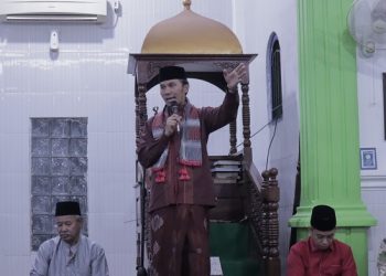 Ketua DPRD Provinsi Jambi, Edi Purwanto pada Safari Ramadhan di masjid Ilal Jannah, RT 07 Desa Kasang Pudak, Sabtu malam (25/3/2023). (Dok. Siklusjambi)