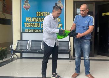 Adjie saat menyerahkan diri ke Mapolda Jambi pada Minggu (26/03/2023) sore. (Dok. Polda Jambi/Maulana)