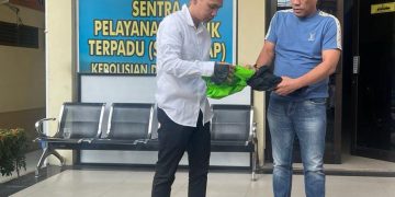 Adjie saat menyerahkan diri ke Mapolda Jambi pada Minggu (26/03/2023) sore. (Dok. Polda Jambi/Maulana)