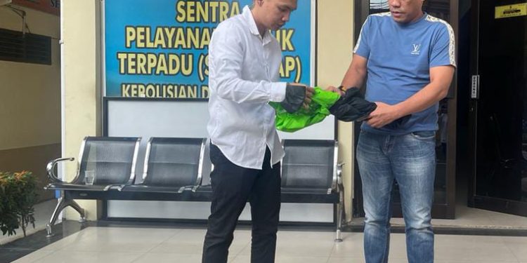 Adjie saat menyerahkan diri ke Mapolda Jambi pada Minggu (26/03/2023) sore. (Dok. Polda Jambi/Maulana)