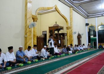 Wagub Abdullah Sani saat melaksanakan safari Ramadan 1444 H pertama di tahun 2023 di Masjid Akbar Kelurahan Sridadi, Kecamatan Muara Bulian, Kabupaten Batang Hari pada Minggu (26/03/2023). (Dok. Siklusjambi.id)