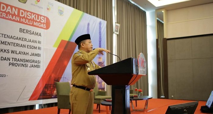 Gubernur Al Haris saat menyampaikan kata sambutan pada Diskusi yang diadakan SKK Migas dan Petrochina, di Swiss-Belhotel Jambi, Senin (27/03/2023). [Dok. Tania]