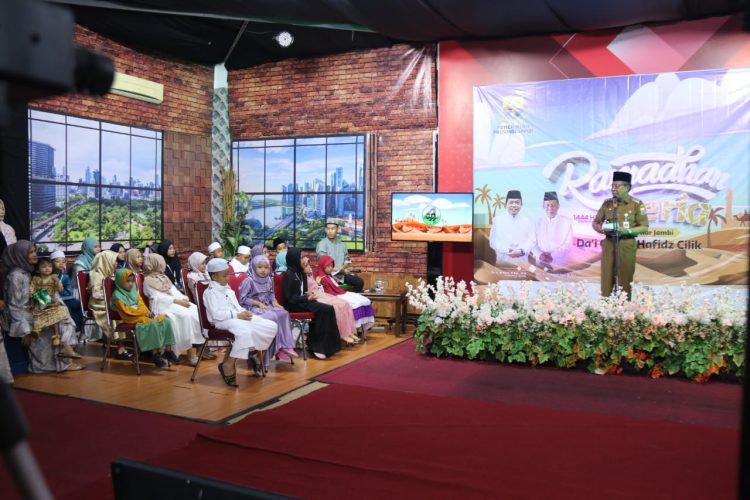 Wagub Sani saat, menyampaikan kata sambutan pada pembukaan 'Ramadhan Ceria' Jambi TV di Gedung Jambi TV, Selasa (28/03/2023). (Foto : Agus - kominfo)