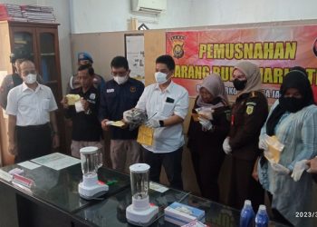 Pemusnahan Narkotika jenis sabu seberat 1,3 Kg di Ruang Loby B Mapolda Jambi, Rabu (29/3/2023). [Foto: Ega]