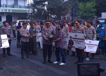 Pembagian Paket Sembako dari Kapolri ke Masyarakat di Slum Area Jaksel, Rabu (29/3/2023). (Dok Div Humas Polri)