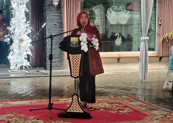 Hesti Haris saat memberikan kata sambutan pada penutupan Pasar Murah Ramadhan 1444 H TP PKK Provinsi Jambi di halaman kantor TP-PKK Telanaipura, Kamis (30/03/2023). (dok. Kominfo/Maria)