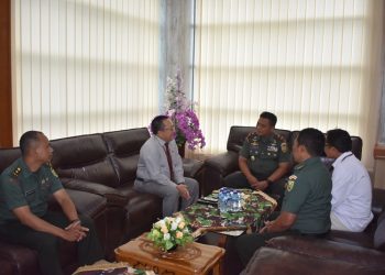 Danrem 042/Gapu Brigjen TNI Supriono, S.IP., M.M saat Kunjungan Kakanwil DJPb Jambi di ruang kerja Danrem. Kamis (30/5/2022). [Dok. Penrem 042/Gapu - Hatta]