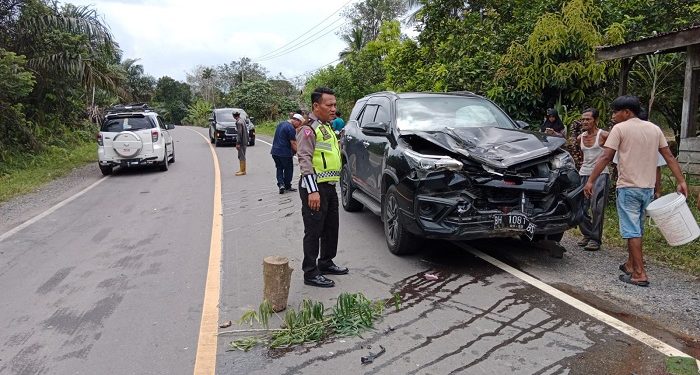 Mobil Toyota Fortuner yang ditumpangi Wakil Ketua DPRD Tanjab Barat yang terlibat kecelakaan dengan pesepeda motor Yamaha Mio M3 Nopol BH 5004 di Jalan Lintas Timur, Kamis (30/3/23). (Foto: Arian Arifin)