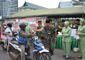 Keluarga Besar Korem 042/Gapu Berbagi Takjil Buka Puasa bagi Pengguna Jalan. (Dok. Penrem 042/Gapu-Hatta)