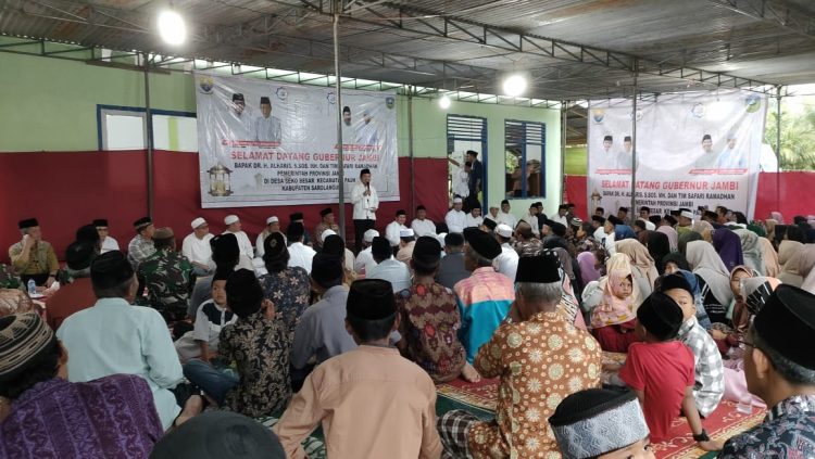 Al Haris didampingi Pejabat (Pj) Bupati Sarolangun Henrizal saat melakukan safari Ramadhan di desa Seko Besar, Kecamatan Pauh, Kabupaten Sarolangun, Kamis (30/03/2023). (dok. Riky - serampas)