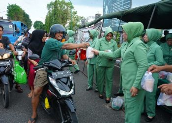 Ketua Persit Kartika Chandra Kirana Koorcab Rem 042 PD II/Sriwijaya Ny. Wiwik Supriono bersama Pengurus saat membagikan takjil buka puasa kepada masyarakat yang melintasdi depan Makorem 042/Gapu, Kota Jambi, Jumat (31/03/2023). (Dok. Penrem 042/Gapu-Hatta)