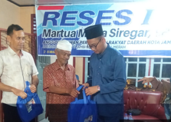 Martua Muda Siregar memberikan bingkisan kepada warga di Kelurahan Ekajaya, Kota Jambi, Kamis (2/3/2023). (Foto Reza)