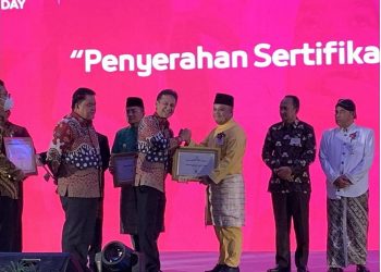 Wakil Bupati Tanjab Timur, H. Robby Nahliyansyah, SH saat menerima penghargaan Bebas Frambusia di Taman Mini Indonesia Indah Jakarta, Selasa (20/2/23). (Dok. Dokumentasi Tanjab Timur)
